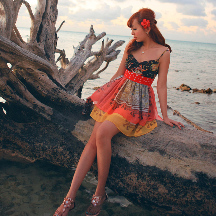 Xiaoyi Liang Yi Chinese Lady Present Beauty Colorful Dress on the Beach