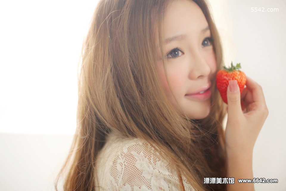 Pei Zi Qi Chinese Baby Lady Cute with Strawberry Pure Sweet