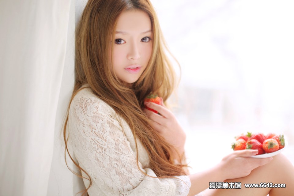 Pei Zi Qi Chinese Baby Lady Cute with Strawberry Pure Sweet