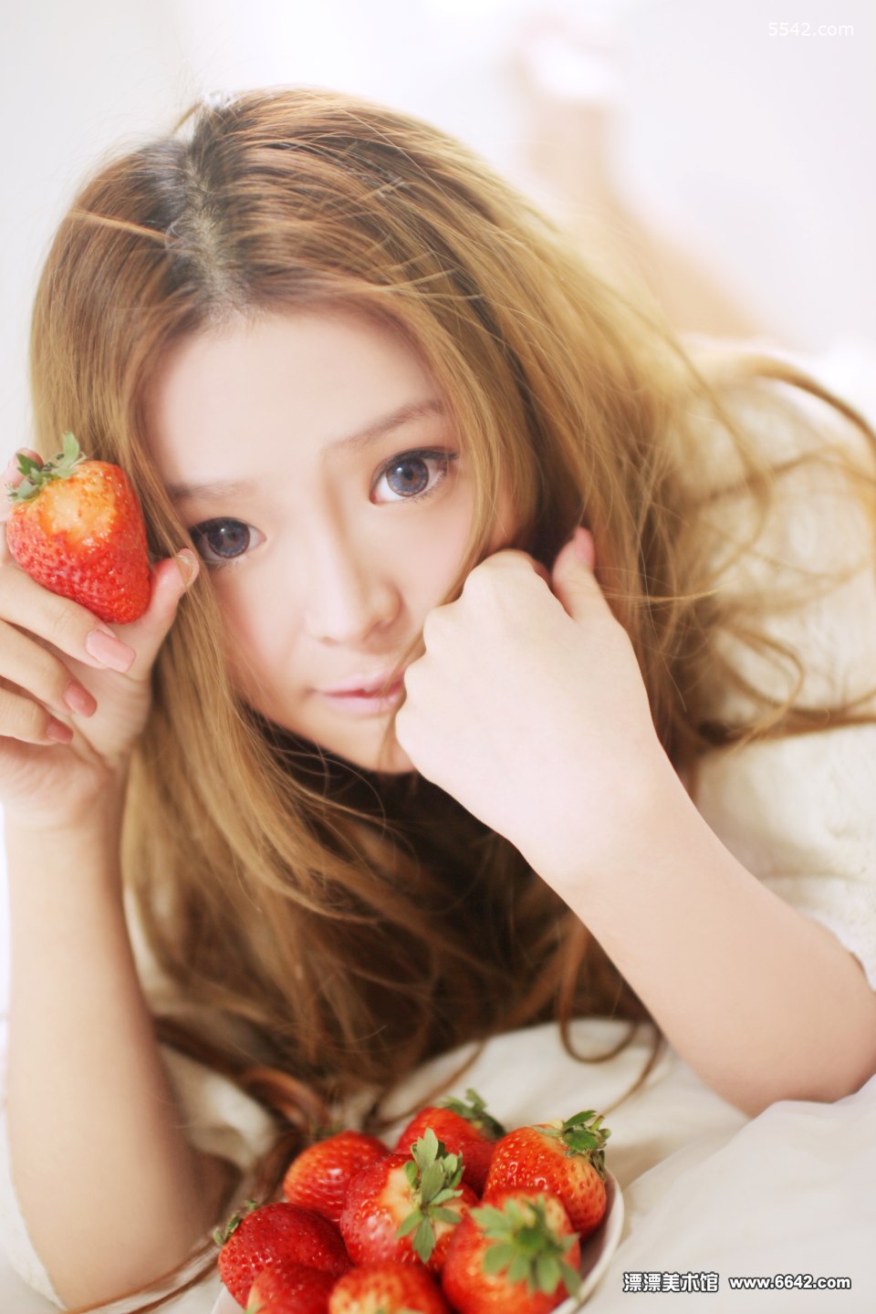 Pei Zi Qi Chinese Baby Lady Cute with Strawberry Pure Sweet