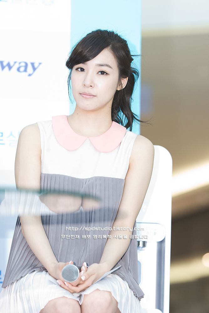 Lee Sung Min Korean Super Star lady with black swimming 